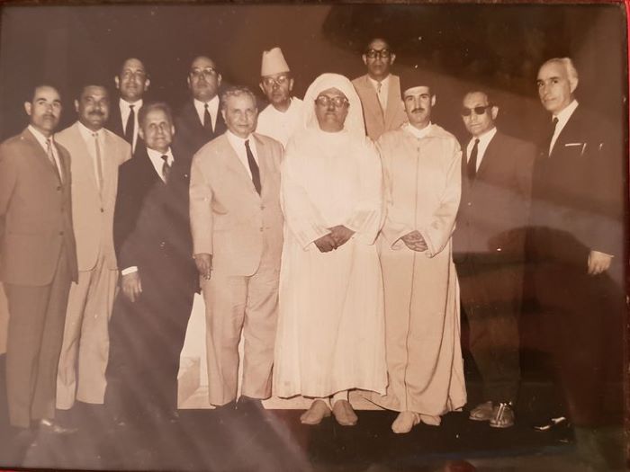 من اليمين عبد الكريم غلاب ثم الفيلسوف عزيز الحبابي ثم القاضي محمد عبد الرحمن بن محمد الزمزمي الكتاني ثم الوزير محمد الفاسي ثم الزعيم علال الفاسي وخلفه العلامة محمد المنوني ثم بجانب علال الفاسي العلامة محمد ابراهيم الكتاني ثم الأستاذ عبد الله بناني ثم الدكتور ادريس الكتاني   من اليمين عبد الكريم غلاب ثم الفيلسوف عزيز الحبابي ثم القاضي محمد عبد الرحمن بن محمد الزمزمي الكتاني ثم الوزير محمد الفاسي ثم الزعيم علال الفاسي وخلفه العلامة محمد المنوني ثم بجانب علال الفاسي العلامة محمد ابراهيم الكتاني ثم الأستاذ عبد الله بناني ثم الدكتور ادريس الكتاني