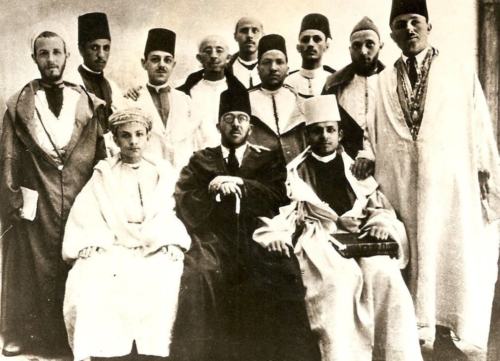 في سنه 1927  وصل إلى فاس الأستاذ الحبيب المزيو الصفاقسي مبعوثا من طرف الحزب الحر الدستوري التونسي إلى الحركة الوطنية المغربية الناشئة ويرى في وسط الصورة وعن يمينه شاعر الشباب الزعيم علال الفاسي وعن  شماله الأستاذ محمد إبراهيم الكتاني رحمهم اللهومن بين الوقوف المرحومون محمد غازي ومحمد المختار السوسي والحاج محمد بنونه ومحمد القري وآخرون