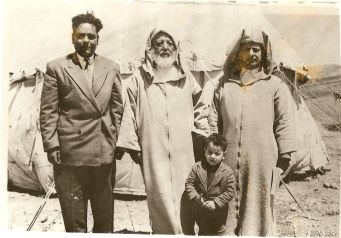 محمد ابراهيم الكتاني مع أحد أبنائه رفقة أستاذه الشيخ محمد بلعربي العلوي والحاج أحمد مكوار محمد ابراهيم الكتاني مع أحد أبنائه رفقة أستاذه الشيخ محمد بلعربي العلوي والحاج أحمد مكوار