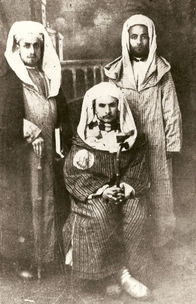 محمد ابراهيم بن أحمد الكتاني مع رفيقيه علال الفاسي وعبد العزيز بن ادريس  حمد ابراهيم بن أحمد الكتاني مع رفيقيه علال الفاسي وعبد العزيز بن ادريس