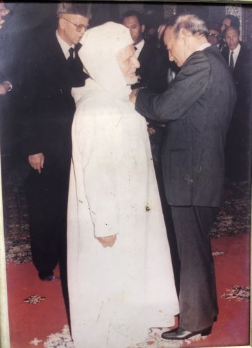 العاهل الحسن الثاني يتوج محمد ابراهيم الكتاني   العاهل الحسن الثاني يتوج محمد ابراهيم الكتاني